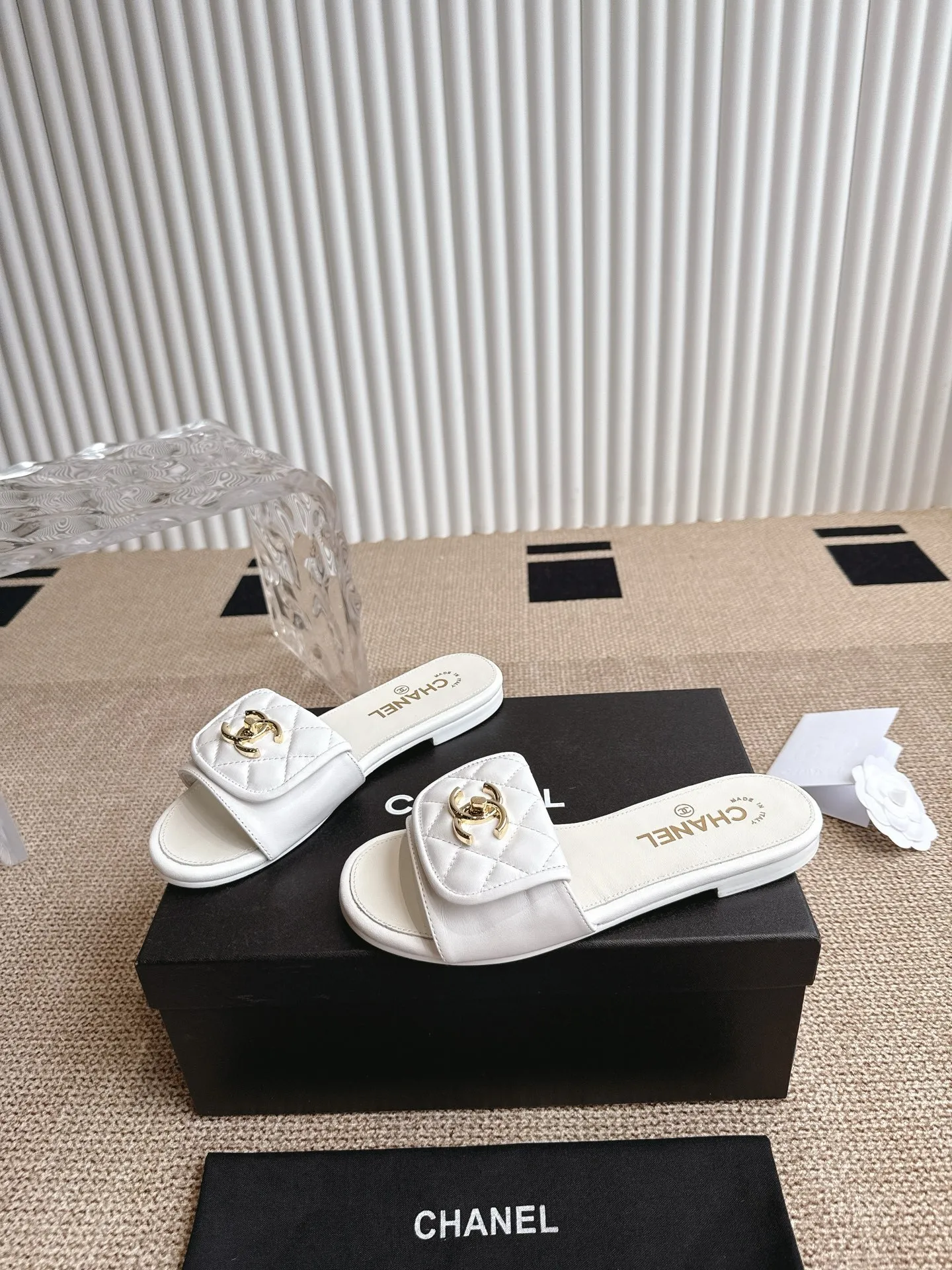 👟👟Ex-factory price 400👟👟 chanel 25ss new summer sandals ‼ ️ 2025 Chanel’s latest popular summer slippers are versatile, slimming and elegant, a slipper with great looks, perfect with any combination! Lazy slippers are worth recommending. Original custom-made sheepskin upper with original hardware buckle. Sheepskin lining. Italian leather outsole. Size: 35-40 (41.42 order)